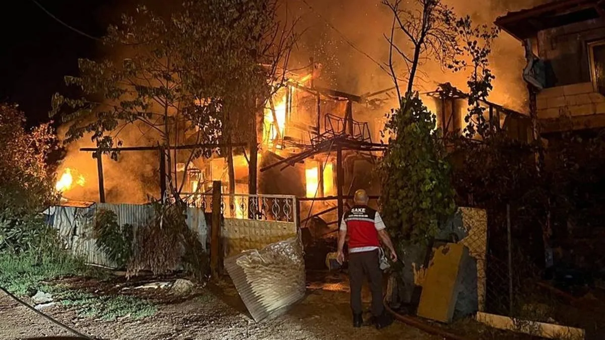 Sakarya’da yangın! Ahşap ev küle döndü