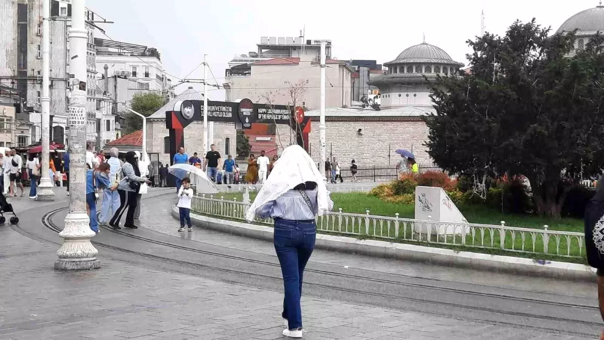 Taksim’de Sağanak Yağış Zor Anlar Yaşattı