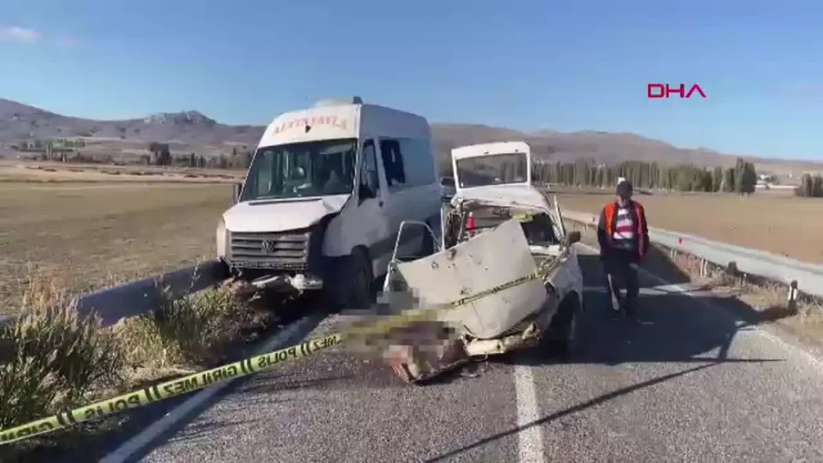 Sivas’ta Minibüsle Otomobil Çarpıştı: 1 Ölü, 3 Yaralı