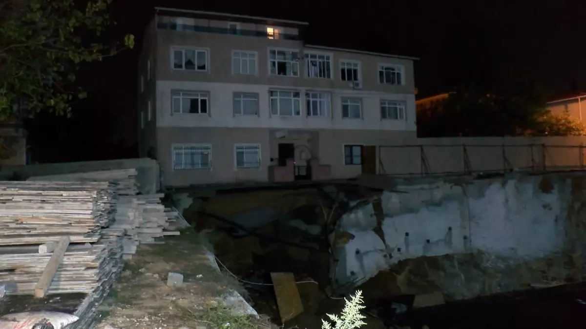 Üsküdar’da Yol Çökmesi, Bina Tahliye Edildi